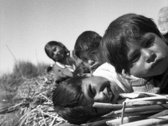 Kids in Uros by Yasuteru Kasano - Documentary Photography, Photojournalism, Lake Titicaca, Uros, Photo of the Day