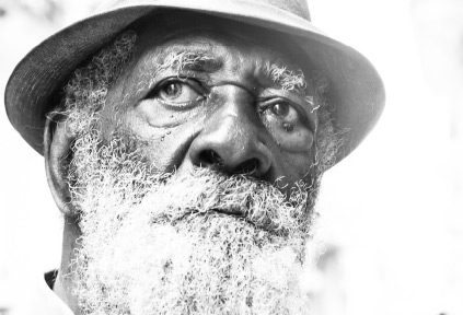 Mirando Al Pasado, by Escael Marrero - Street Photography, Photojournalism, Portrait Photography, Photography Awards, Light & Composition University