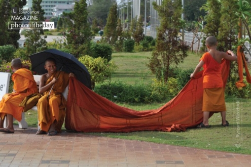Unweaving the Robe, by Ryszard Wierzbicki - Documentary Photography, Photojournalism, Art Photography, Photography Awards, Photo of the Day