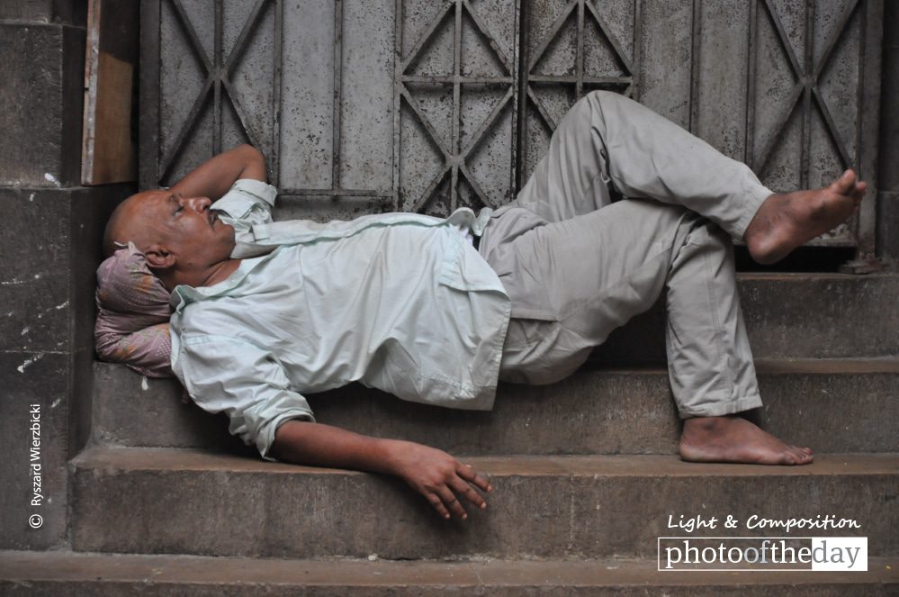 Mumbai Siesta, by Ryszard Wierzbicki - Street Photography, Photojournalism, Photography Awards, Mumbai, Ryszard Wierzbicki