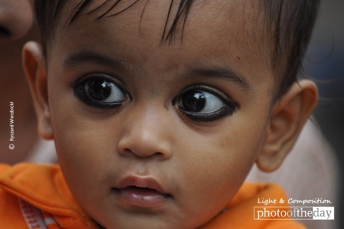 Big Black Eyes, by Ryszard Wierzbicki - Photojournalism, Candid Photography, Award-Winning Photography, Ryszard Wierzbicki, Photography Education