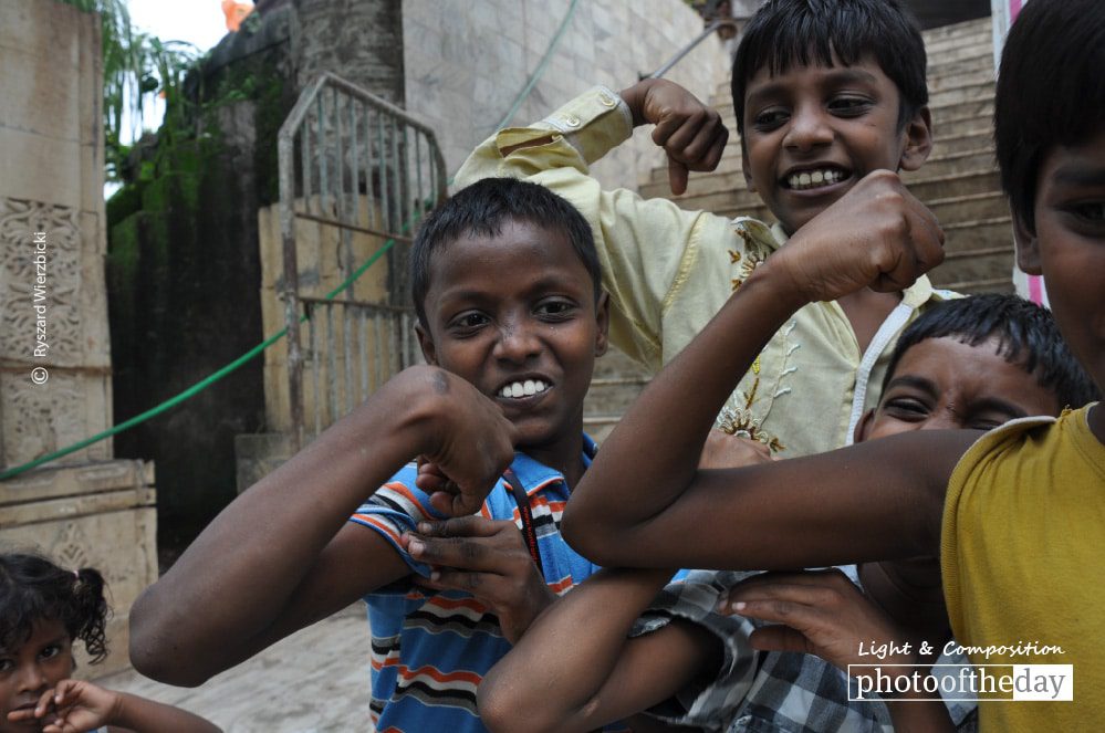 Big Muscles, by Ryszard Wierzbicki - Photojournalism, Travel Photography, Documentary Photography, Mumbai, Ryszard Wierzbicki