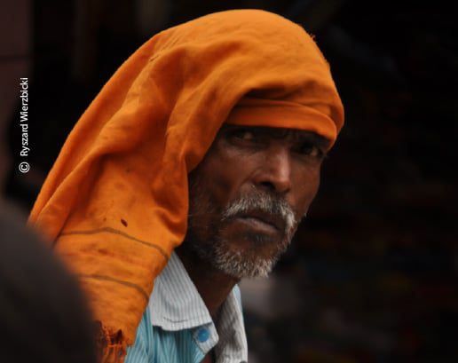 Oranger, by Ryszard Wierzbicki - Candid Photography, Award Winning Photography, Photojournalism, Street Photography, Documentary Photography