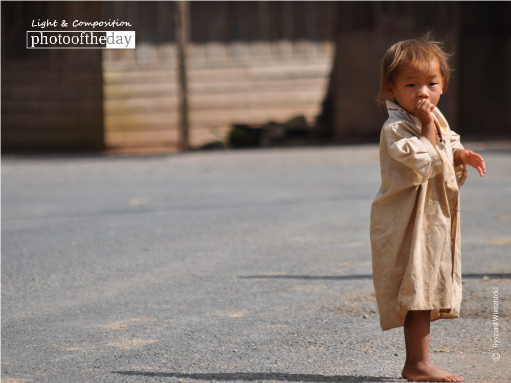 Photojournalism, Documentary Photography, Candid Photography, Ryszard Wierzbicki, Photo of the Day - The Girl by the Road, by Ryszard Wierzbicki The Girl by the Road, by Ryszard Wierzbicki - Photojournalism, Documentary Photography, Candid Photography, Ryszard Wierzbicki, Photo of the Day