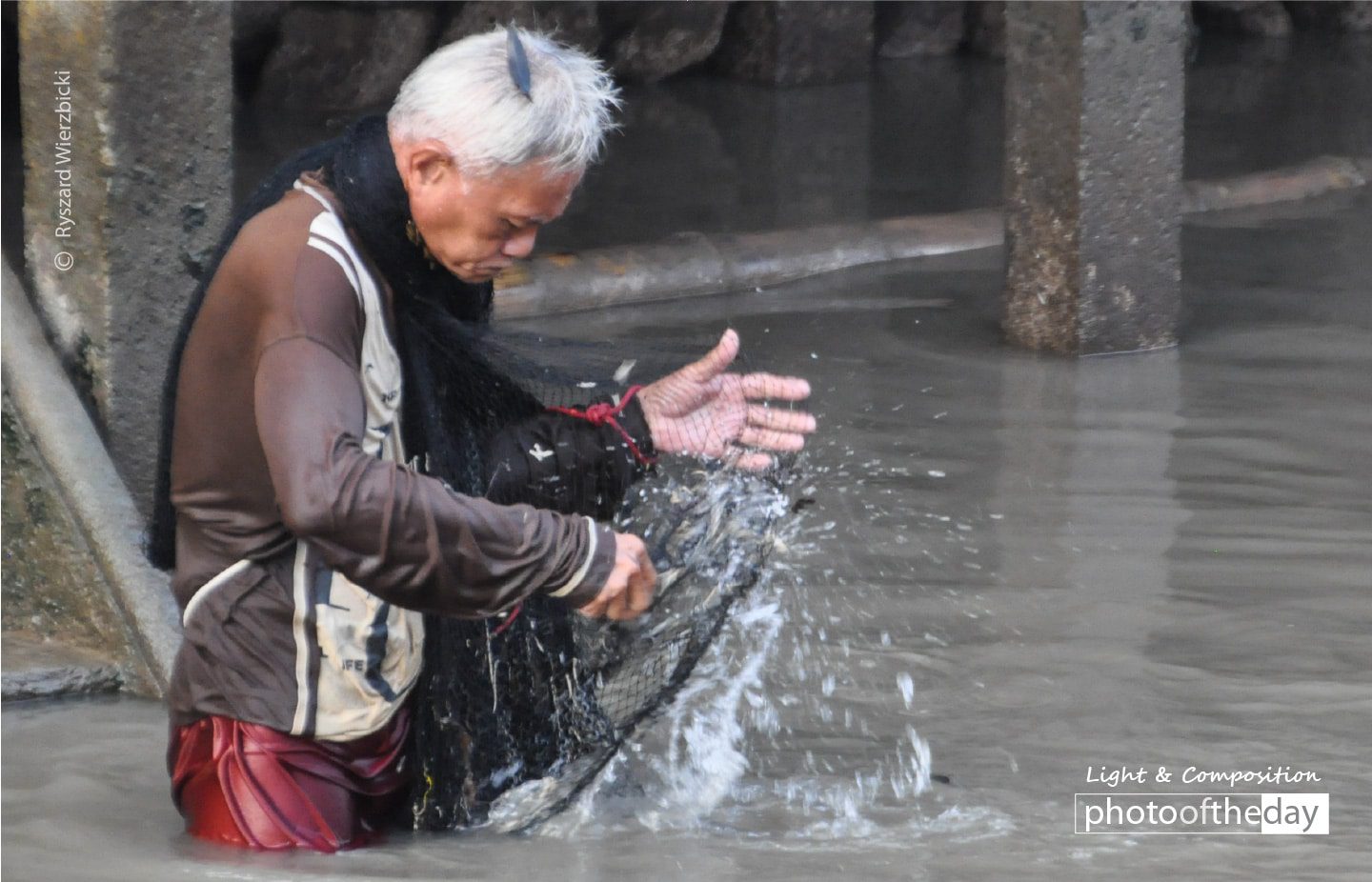 A Fisherman from Amphawa, by Ryszard Wierzbicki - Photojournalism, Photography, Award Winning Photo, Motion Photography, Ryszard Wierzbicki