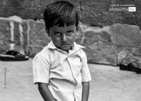 Suspicious by Ryszard Wierzbicki - Candid Photography, Photojournalism, Award Winning Photography, Children Photography, Ryszard Wierzbicki