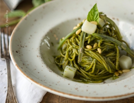 Spagutti al Pestto by Pedro Pio - Food Photography, Photography Awards, Photo of the Day, Composition, Light & Composition University
