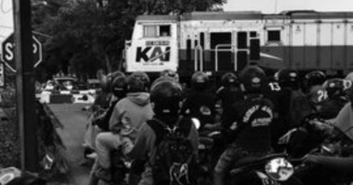 Across The Railroad by Dennis Thandy - Photo of the Day, Photojournalism, Black and White Photography, Photography Awards, Dennis Thandy