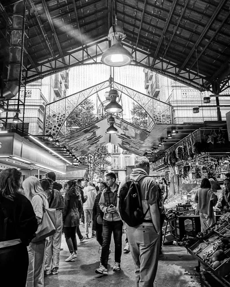 Noisy Market by Sonia Olmos de Castro - Photojournalism, Photography Awards, Photo of the Day, Black and White Photography, Art Photography
