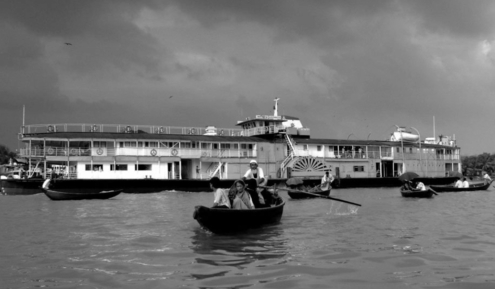 People to the Flowing Waters by Shahnaz Parvin - Photojournalism, Documentary Photography, Art Photography, Photography Awards, Shahnaz Parvin