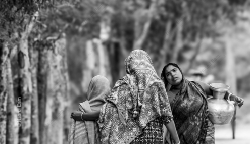 Veiled Gaze, Shared Burden