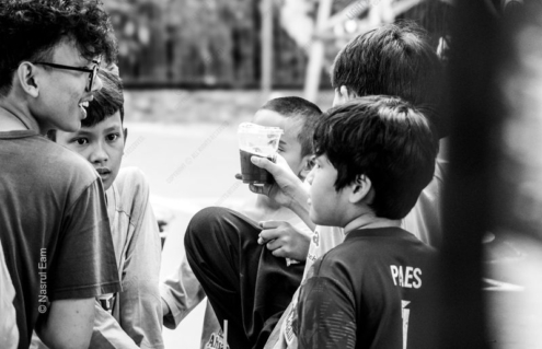 A Shared Drink and a Quiet Gaze