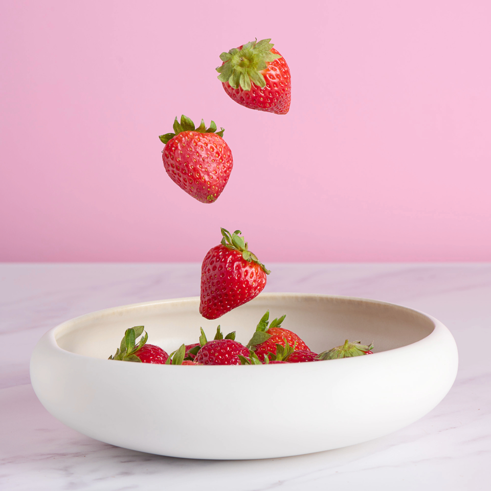 Flying Strawberries by Luca Corsetti - Food Photography, Creative Photography, Food Styling, Photography Techniques, Light & Composition University