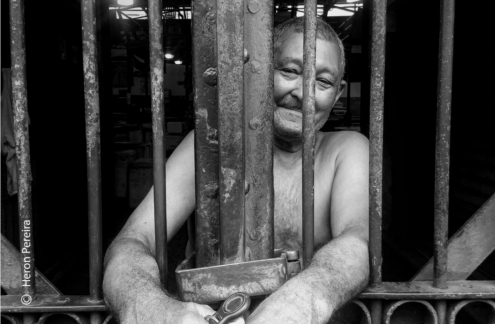 The Act of Closing by Heron Pereira - Photojournalism, Art Photography, Photography Awards, Photo of the Day, Heron Pereira