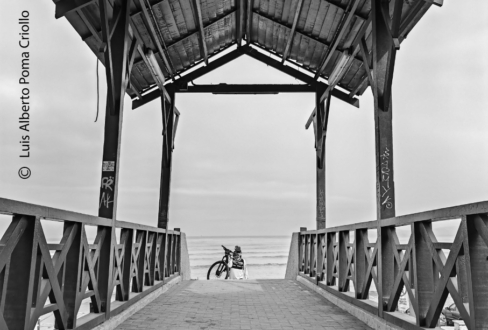 Waiting for the Moment by Luis Alberto Poma Criollo - Photo of the Day, Art Photography, Photojournalism, Black and White Photography, Light & Composition University