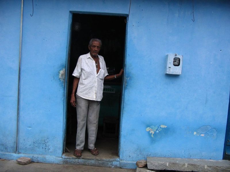 Homem Casazul by Juarez Malavazzi - Photojournalism, Portrait Photography, Documentary Photography, Juarez Malavazzi, Award-Winning Photography